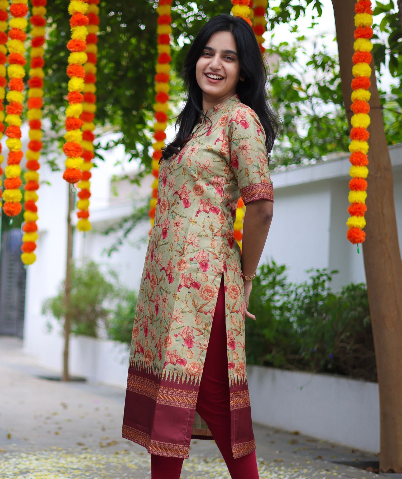 Festive Floral Cotton Kurta Set made of Golden Print