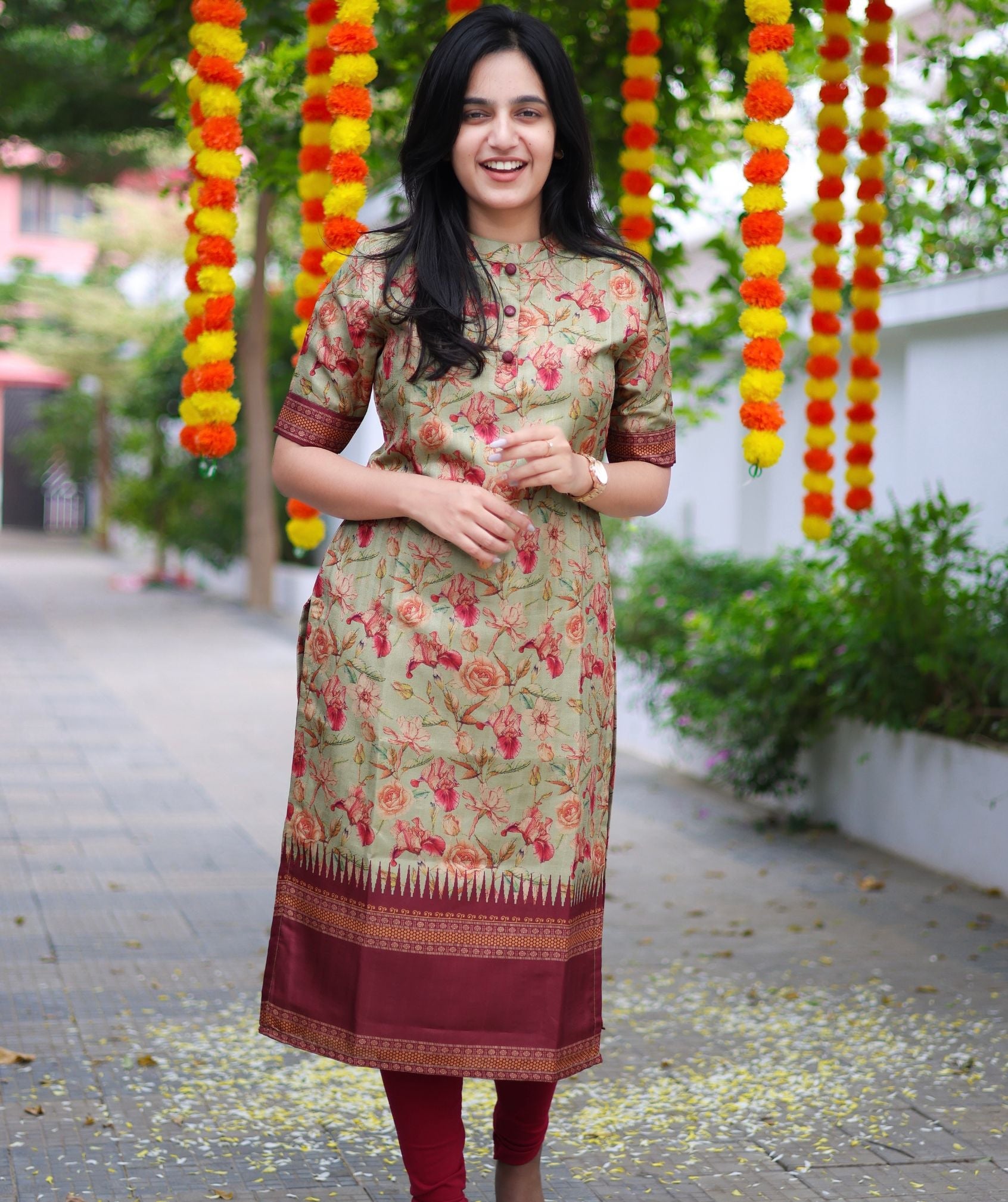 Festive Floral Cotton Kurta Set made of Golden Print